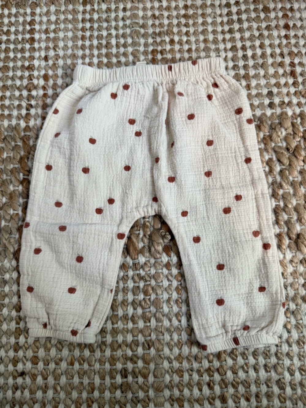 Quincy Mae Cream Pants with Apples